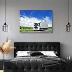 «Белый грузовик на сельской автодороге» в интерьере современной спальни с черной кроватью