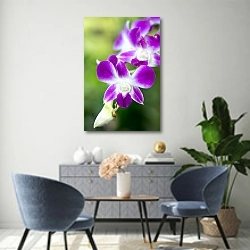«Лиловая орхидея» в интерьере современной гостиной над комодом
