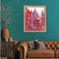 «Красный автобус на улицах Лондона у собора Святого Павла» в интерьере гостиной с зеленой стеной над диваном