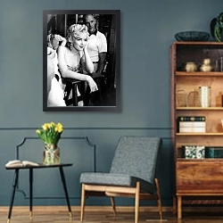 «Monroe, Marilyn 40» в интерьере гостиной в стиле ретро в серых тонах
