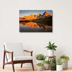 «Итальянские Доломитовые Альпы, отражающиеся в озере, на закате» в интерьере современной комнаты над креслом