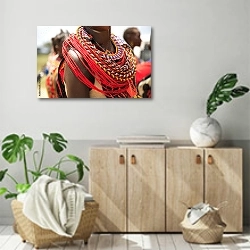 «Африканские украшения» в интерьере современной комнаты над комодом
