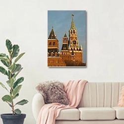 «Москва Спасская башня» в интерьере современной светлой гостиной над диваном