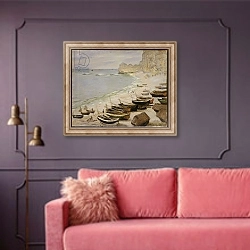 «Boats on the Beach at Etretat, 1883» в интерьере гостиной с розовым диваном
