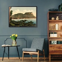 «Италия. Озеро Гарда 1» в интерьере гостиной в стиле ретро в серых тонах