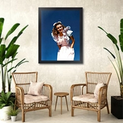«Monroe, Marilyn 63» в интерьере комнаты в стиле ретро с плетеными креслами