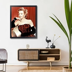 «Monroe, Marilyn 49» в интерьере комнаты в стиле ретро над тумбой