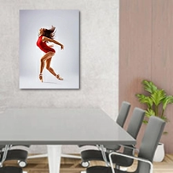 «Балерина перед прыжком» в интерьере современного офиса над столом для конференций