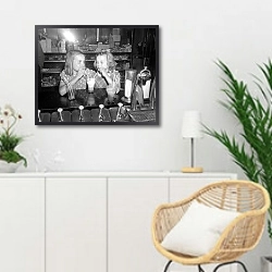 «История в черно-белых фото 307» в интерьере гостиной в скандинавском стиле над комодом