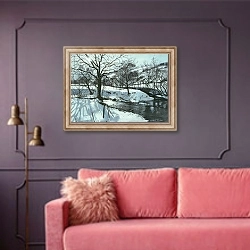 «Winter River, 1996» в интерьере гостиной с розовым диваном