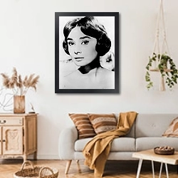 «Хепберн Одри 33» в интерьере гостиной в стиле ретро над диваном
