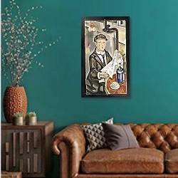 «The King of the Street Peddlars, c.1924» в интерьере гостиной с зеленой стеной над диваном