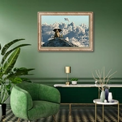 «Слон и собака на вершине горы» в интерьере гостиной в зеленых тонах