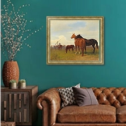 «Лошади в пустыне» в интерьере гостиной с зеленой стеной над диваном