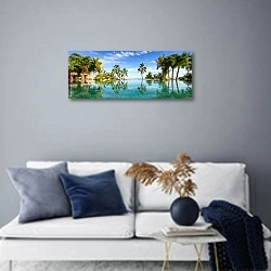 «Панорама бассейна с пальмами» в интерьере современной гостиной в синих тонах