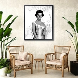 «Loren, Sophia 23» в интерьере комнаты в стиле ретро с плетеными креслами