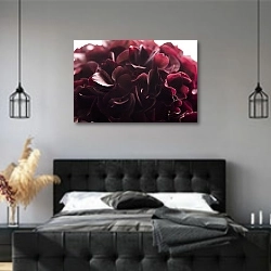 «Бургундия, темный цветок» в интерьере современной спальни с черной кроватью