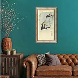 «Three birds in full flight» в интерьере гостиной с зеленой стеной над диваном