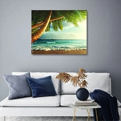 «Закат на пляже, Сейшельские острова» в интерьере современной гостиной в синих тонах