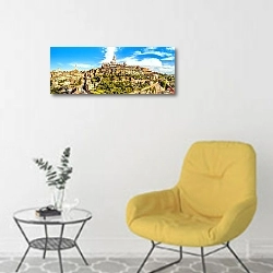 «Италия. Панорама Сиены» в интерьере светлой комнаты с желтым креслом