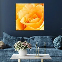 «Желтая роза макро» в интерьере современной гостиной в синем цвете