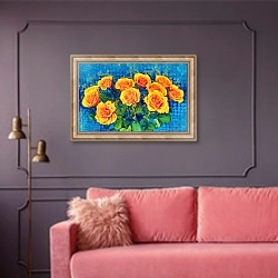 «Желтые розы на фоне голубой мозаики» в интерьере гостиной с розовым диваном