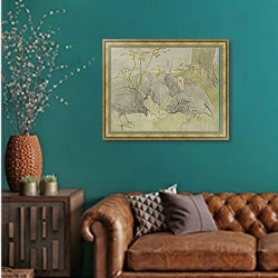 «Индейки в саду» в интерьере гостиной с зеленой стеной над диваном