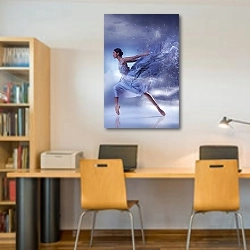 «Красивая балерина танцует в синем длинном платье» в интерьере офиса над рабочими столами сотрудников