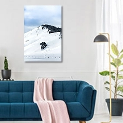 «Заснеженный холм» в интерьере современной гостиной над синим диваном