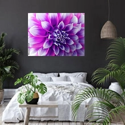 «Бело-фиолетовый цветок, крупно» в интерьере современной спальни с черными стенами