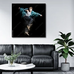 «Танцор на чёрном фоне» в интерьере офиса в зоне отдыха над диваном