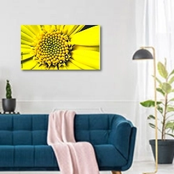 «Сердцевина жёлтого цветка крупно» в интерьере современной гостиной над синим диваном