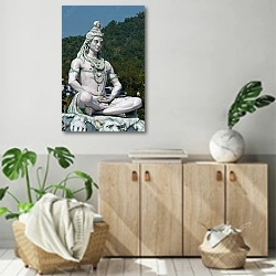 «Статуя Шивы в Ришикеш, Индия» в интерьере современной комнаты над комодом