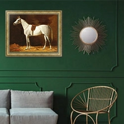 «Белая лошадь» в интерьере классической гостиной с зеленой стеной над диваном