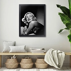 «Monroe, Marilyn 91» в интерьере комнаты в стиле ретро с плетеными корзинами