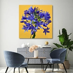 «Синий цветок на желтом фоне» в интерьере современной гостиной над комодом