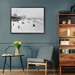 «The Beach at Rockaway, N.Y.» в интерьере гостиной в стиле ретро в серых тонах