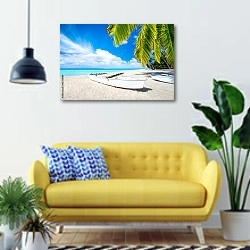 «Белый пляж с бирюзовой водой и пальмами» в интерьере современной гостиной с желтым диваном