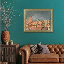 «View of an Italian city» в интерьере гостиной с зеленой стеной над диваном