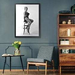 «Monroe, Marilyn 83» в интерьере гостиной в стиле ретро в серых тонах