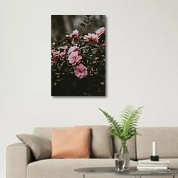«Куст розовых цветов» в интерьере современной светлой гостиной над диваном