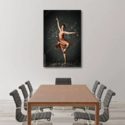 «Девушка танцует босиком с перьями» в интерьере конференц-зала над столом для переговоров