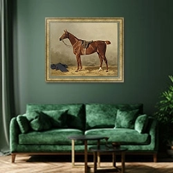 «Оседланная спортивная лошадь» в интерьере зеленой гостиной над диваном