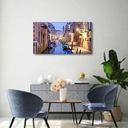 «Италия. Венеция. Вечерняя улица» в интерьере современной гостиной над комодом