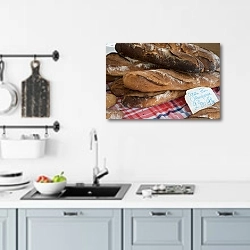 «Свежий французский багет» в интерьере кухни над мойкой