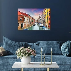 «Италия, Венеция. Парковка лодок на канале» в интерьере современной гостиной в синем цвете