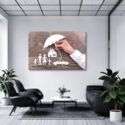 «Страхование для машины, дома и семьи» в интерьере холла офиса в светлых тонах