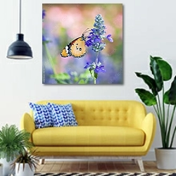 «Красивая бабочка на синем цветке в саду» в интерьере современной гостиной с желтым диваном