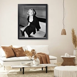 «Monroe, Marilyn 80» в интерьере светлой гостиной в стиле ретро