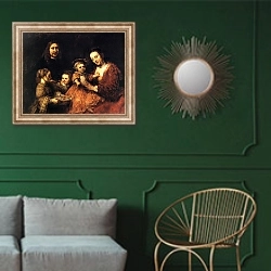 «Семейный портрет 7» в интерьере классической гостиной с зеленой стеной над диваном